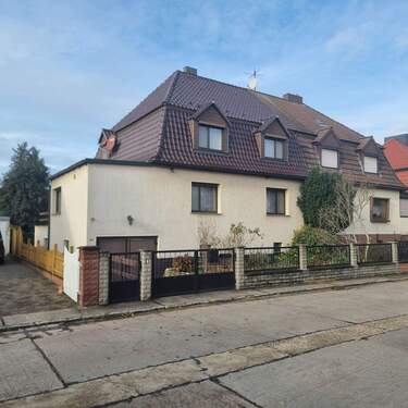Haus Straßen Ansicht - 7 Zimmer Doppelhaushälfte zum Kaufen in Halle (Saale)