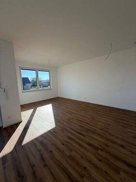 Bild 1 - ERSTBEZUG! 4-Zimmer-Neubau mit Balkon- KfW-40 QNG, Fußbodenheizung & Top - Grundriss