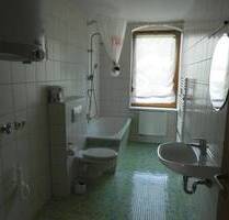 Sanierte 2-Zimmer-Dachgeschoß-Wohnung in Randlage von Reichenbach - bei Bedarf mit Einbauküche!