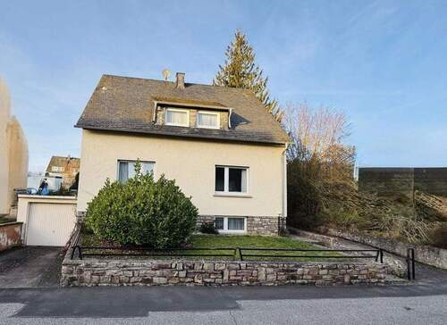 Objekt Straßenseite/Südansicht - 8 Zimmer Einfamilienhaus zum Kaufen in Simmern