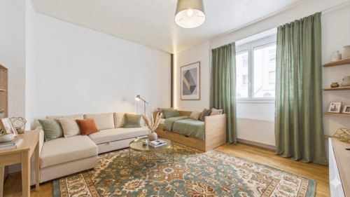 Wohnzimmer digital bearbeitet - Offenes Wohnkonzept mit Altbaucharme & Stellplatz