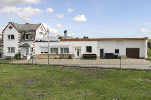 Außenansicht_Front - Wohnen, Vermieten, Gestalten - charmantes Ensemble in ruhiger Feldrandlage mit großem Garten