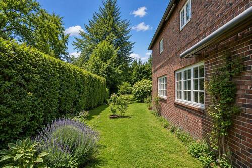 Garten Seite - 7 Zimmer Einfamilienhaus in Pinneberg