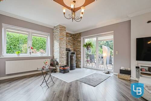 ... mit Kamin und Zugang zur Terrasse - 