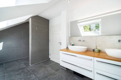 DG Badezimmer mit Dusche - 