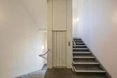 Treppenhaus mit Aufzug - 