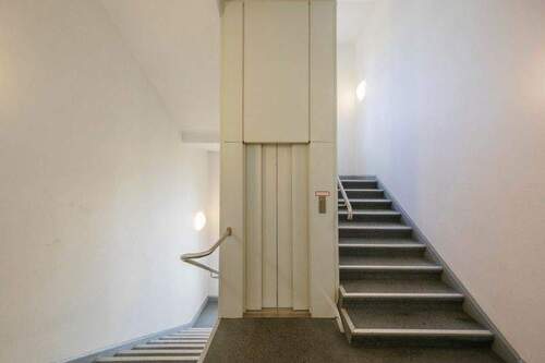 Treppenhaus mit Aufzug - 