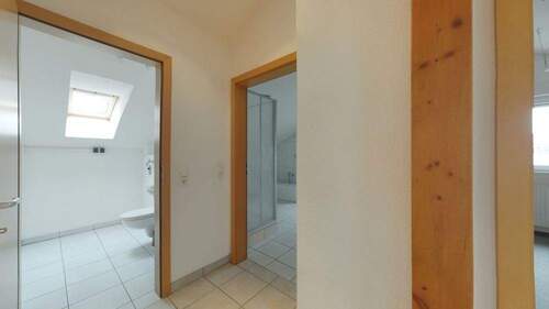 Flur DG - 4 Zimmer Mehrfamilienhaus, Wohnhaus in Sembach