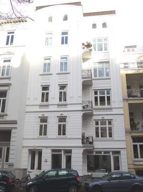 Hausansicht - Wunderschöne 2 Zimmer-Altbauwohnung mit Balkon