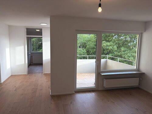 Wohnzimmer Blick Balkon 2 - 