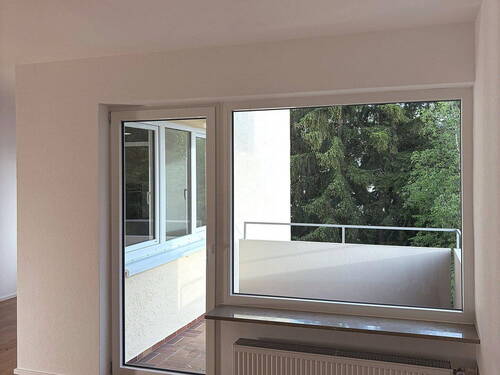 Wohnzimmer Blick Balkon 3 - 