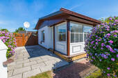 Hausansicht mit Terrasse - 