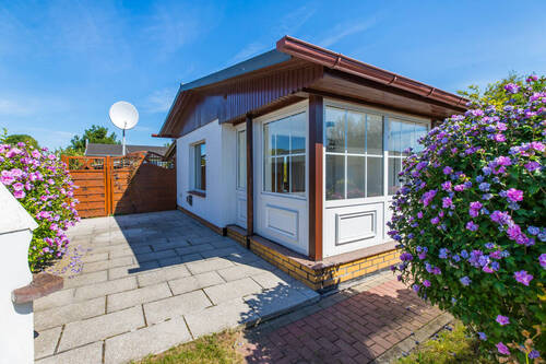 Hausansicht mit Terrasse - 