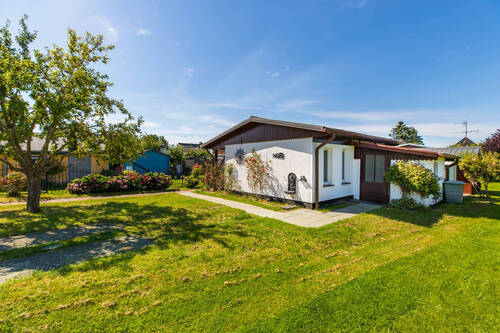 Hausansicht mit Abstellraum - 1 Zimmer Einfamilienhaus in Glowe / Polchow