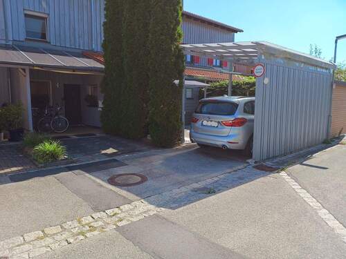Einfahrt,Carport - Zweifamilienhaus in gepflegtem Zustand in ruhige Lage - Eching bei München