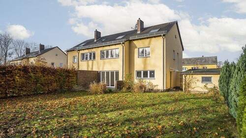 Blick vom Garten auf das Haus - Grünes Stadtidyll: Ihr kernsaniertes Zuhause in Berlin-Kladow