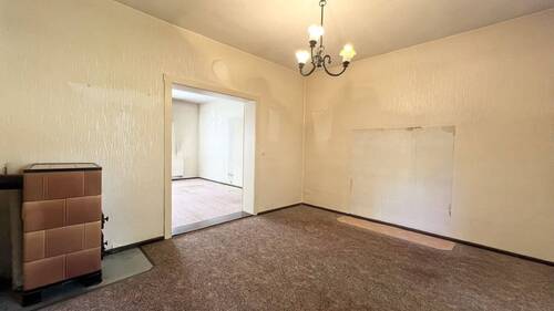 Zimmer im Erdgeschoss mit Kachelofen - 