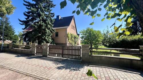 Außenansicht mit Einfahrt - 4 Zimmer Doppelhaushälfte zum Kaufen in Kemberg