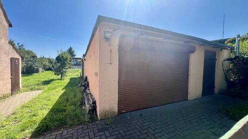 Garage und Blick in den Garten - 