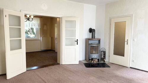 Wohnzimmer im Erdgeschoss mit Kamin - 