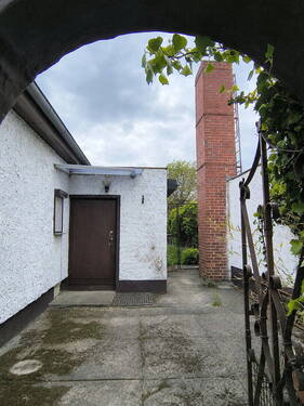 Innenhof Blick zur Eingangstür - 
