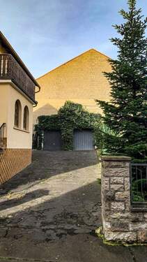 Hofeinfahrt - Mehrfamilienhaus, Wohnhaus mit 286,00 m&sup2; in Burggrumbach zum Kaufen