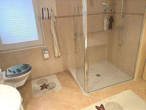 Bad mit Wanne und Dusche - 