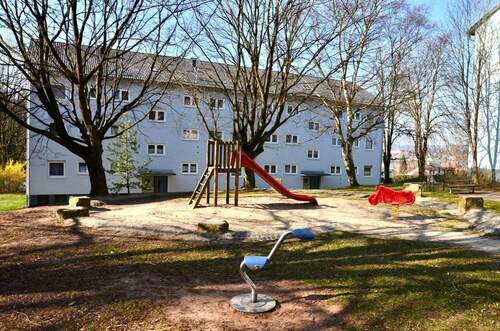 Schwelmer Straße 5 Vorderansicht (Eingangsbereich) eines Mehrfamilienhauses in grüner Umgebung - Grün gelegene 3-Zimmer-Wohnung in Korbach