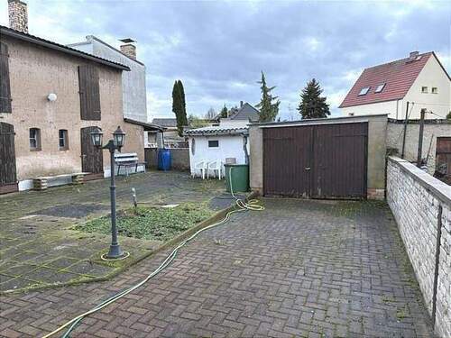 Hof mit Nebengebäude und Garage - Doppelhaushälfte in Salzatal zum Kaufen