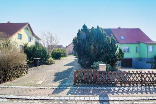 Hofzufahrt - 4 Zimmer Doppelhaushälfte zum Kaufen in Nossen