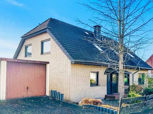 Straßenansicht - Gepflegtes Zweifamilienhaus in familienfreundlicher Lage