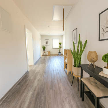 Einladender Flur - 8 Zimmer Mehrfamilienhaus, Wohnhaus in Schönwölkau