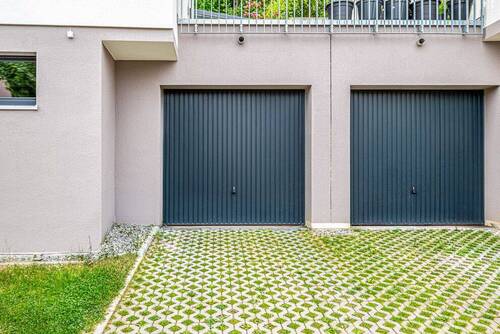 Garage mit elektrischem Tor - 