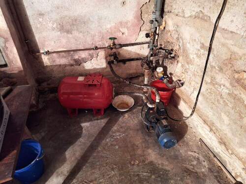 21 Keller mit Brunnenpumpe.jpg - 