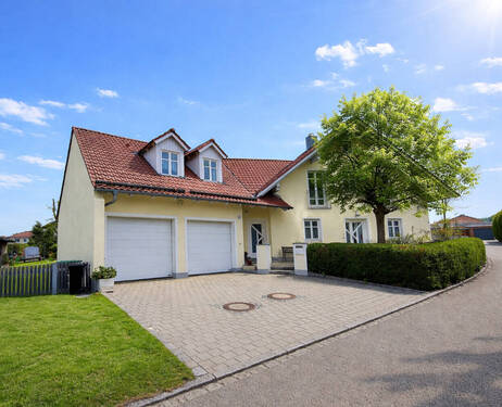 Hausansicht - Großzügiges Einfamilienhaus mit Einliegerwohnung - Perfekt für Familien mit Anspruch!