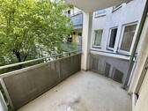 Loggia mit Blick in den begrünten Innenhof - 