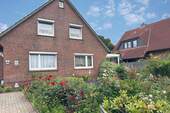 Hausansicht - Flexibel nutzbares Zweifamilienhaus mit tollem Garten und Garage in gefragter Lage von Hooksiel!