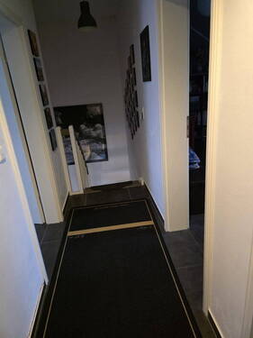 Flur OG, Richtung Treppe - 4 Zimmer Doppelhaushälfte zum Kaufen in Isernhagen
