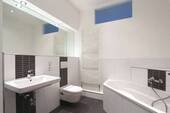 Designbad mit Handtuchheizkörper und Oberlicht.jpg - 