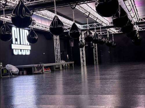 Bild 1 - Moderner High-End Fitnessclub im Industrial-Style