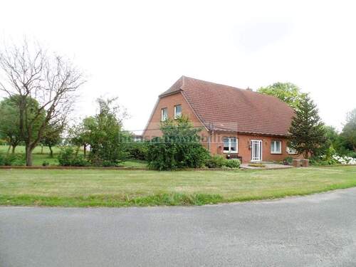 Ansicht von der Straße - Vielseitiges Bauernhaus, gr. Wintergarten, Ausbaureserve, Do-Garage, ehem. Stall, Weide