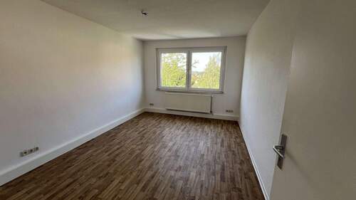 WOHNZIMMER unrenoviert - 2 Zimmer Etagenwohnung zur Miete in BORNA-Neukirchen