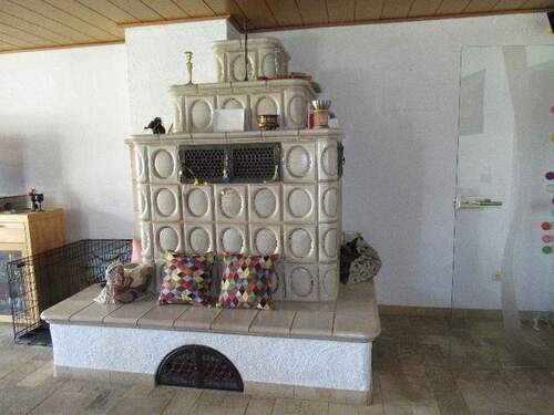 Kachelofen im Wohnzimmer - Einfamilienhaus mit 185,00 m&sup2; in Schwebheim zum Kaufen