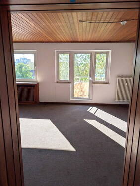 Helles Wohnzimmer mit Balkon - Attraktive 2- Zimmer- Wohnung mit Potenzial zur 3- Zimmer- Wohnung in zentraler Lage
