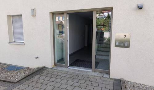 3 Hauseingang.jpg - 2 Zimmer Etagenwohnung in Schweinfurt