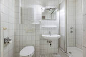 Badezimmer der rechten Erdgeschosswohnung - 