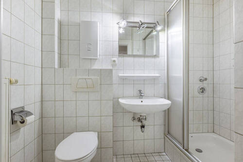Badezimmer der rechten Erdgeschosswohnung - 