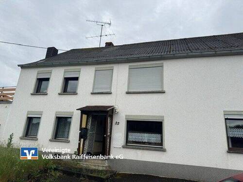 Straßenansicht - ruhige Wohnlage - 89.000,00&nbsp;EUR Kaufpreis, ca.&nbsp; 240,00&nbsp;m&sup2;&nbsp;Wohnfl&auml;che