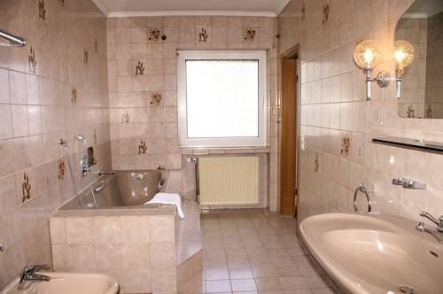 2473 Wohn-/Geschäftshaus in Much - 