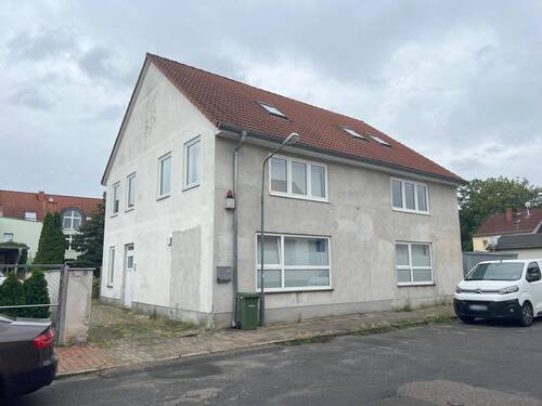 Haus mit Einfahrt - 